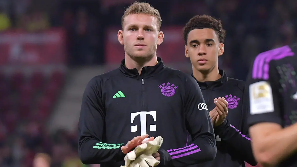 21.10.2023, xblx, Fussball 1.Bundesliga, FSV Mainz 05 - FC Bayern München emspor, v.l. Daniel Peretz FC Bayern Muenchen zautz bedankt / bedanken sich bei den Fans DFL/DFB REGULATIONS PROHIBIT ANY USE OF PHOTOGRAPHS as IMAGE SEQUENCES and/or QUASI-VIDEO Mainz *** 21 10 2023, xblx, football 1 Bundesliga, FSV Mainz 05 FC Bayern München emspor, v l Daniel Peretz FC Bayern Muenchen zautz thank you fans DFL DFB REGULATIONS PROHIBIT ANY USE OF PHOTOGRAPHS as IMAGE SEQUENCES and or QUASI VIDEO Mainz