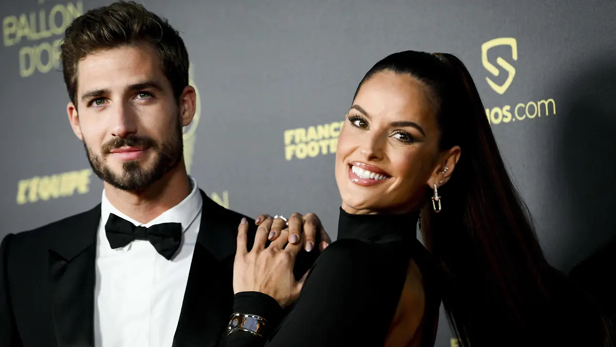  Kevin Trapp et sa femme Izabel Goulart FOOTBALL : Ceremonie du Ballon d Or 2022 - tapis rouge - Paris - 17/10/2022 JBAutissier/Panoramic PUBLICATIONxNOTxINxFRAxITAxBEL