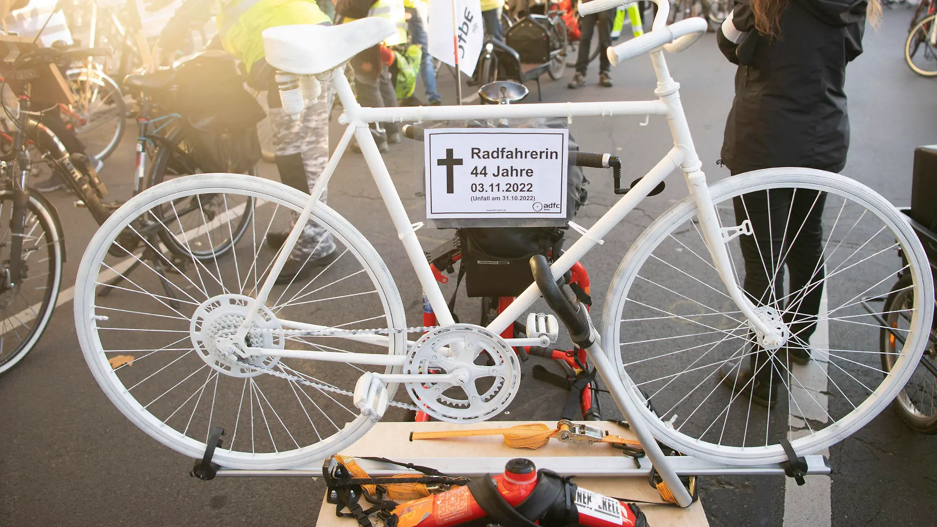 06.11.2022, Berlin: Teilnehmer einer Mahnwache für eine gestorbene Radfahrerin bringen ein sogenanntes Geisterrad zum Treffpunkt an der Bundesallee. Dort war es am 31.10.2022 zu einem Verkehrsunfall zwischen einem Lkw und einer Radfahrerin gekommen. Die Frau starb einige Tage später im Krankenhaus. Foto: Paul Zinken/dpa +++ dpa-Bildfunk +++