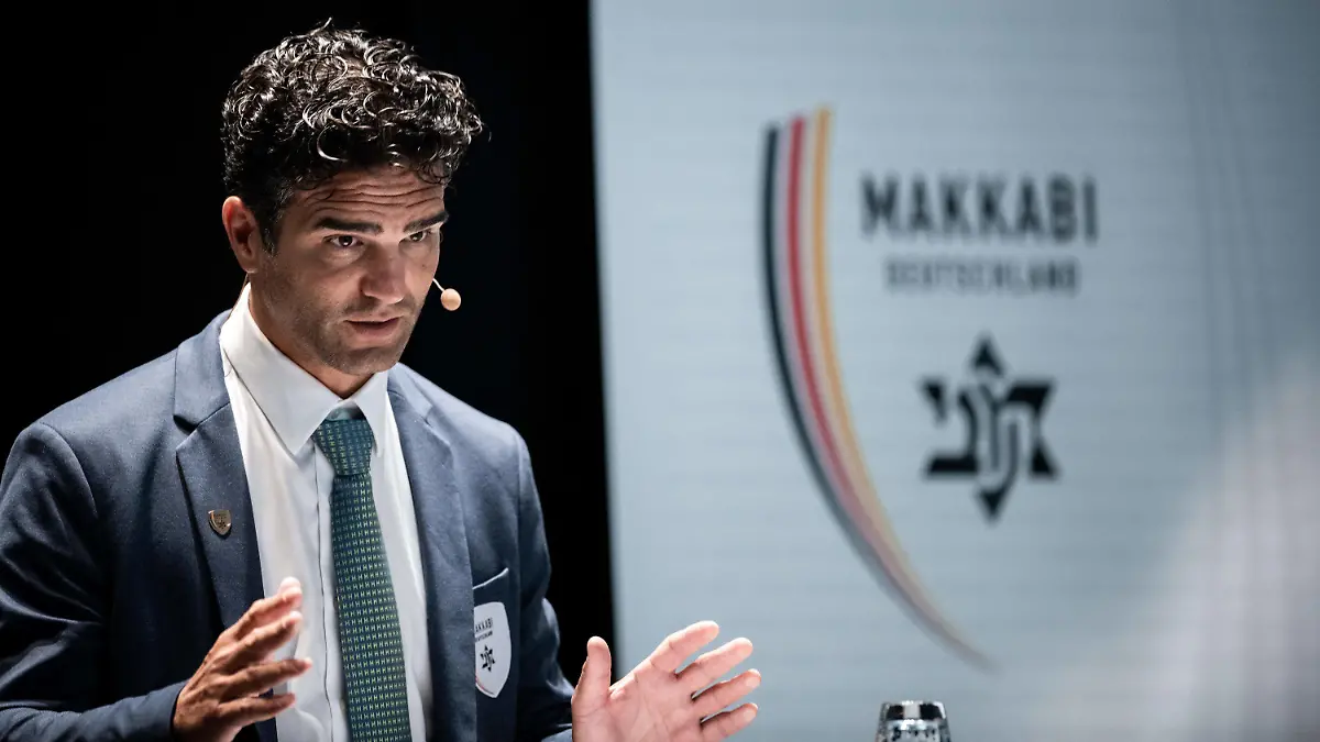 ARCHIV - 29.08.2021, Nordrhein-Westfalen, Dortmund: Alon Meyer, Präsident von Makkabi Deutschland, hält eine Rede während des Festakts zum Jubiläum «100 Jahre Maccabi World Union». Er fordert von DFB und DOSB eine Task Force. (zu dpa: «Makkabi-Präsident fordert Task Force von DFB und DOSB») Foto: Fabian Strauch/dpa +++ dpa-Bildfunk +++