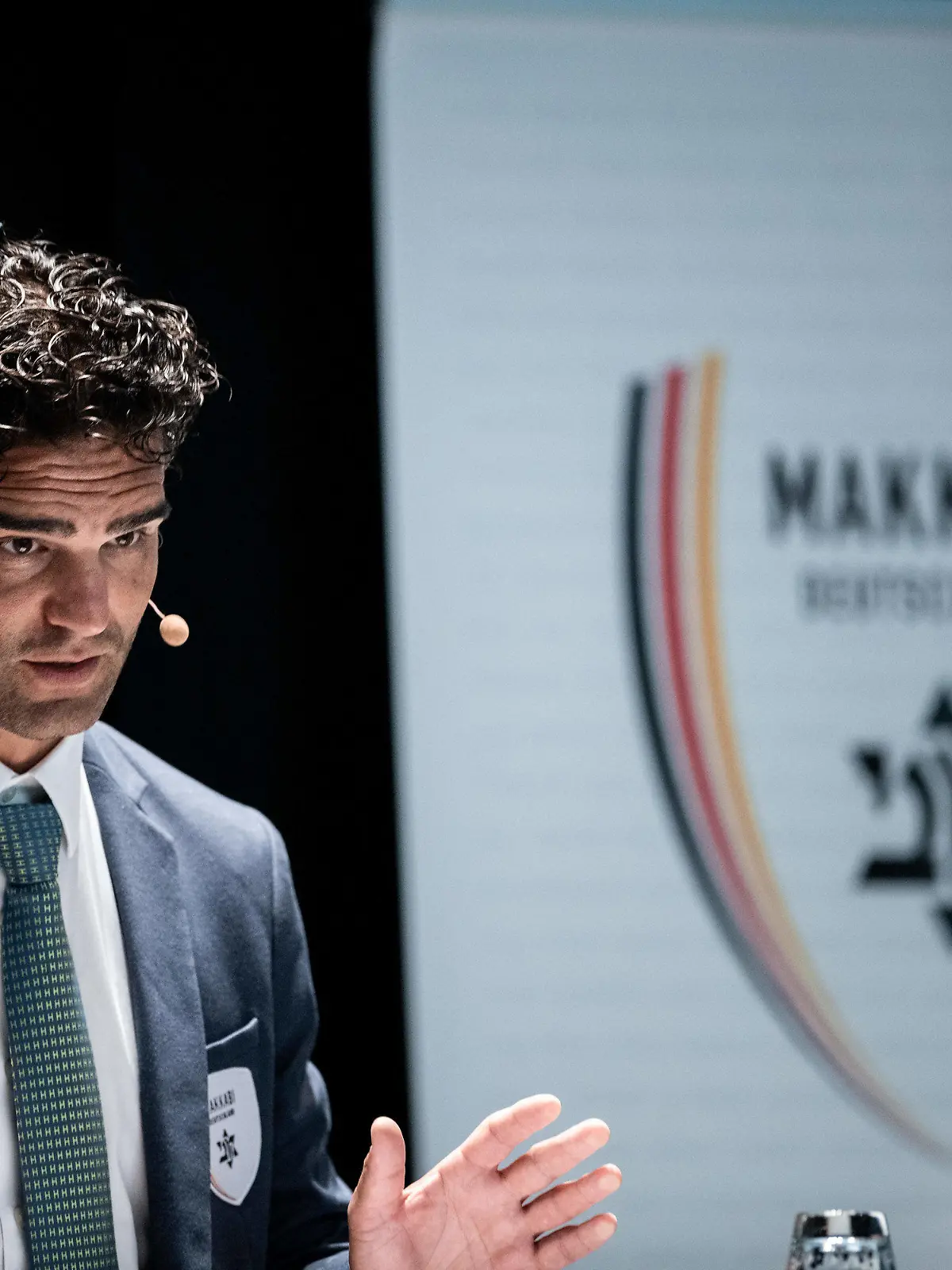ARCHIV - 29.08.2021, Nordrhein-Westfalen, Dortmund: Alon Meyer, Präsident von Makkabi Deutschland, hält eine Rede während des Festakts zum Jubiläum «100 Jahre Maccabi World Union». Er fordert von DFB und DOSB eine Task Force. (zu dpa: «Makkabi-Präsident fordert Task Force von DFB und DOSB») Foto: Fabian Strauch/dpa +++ dpa-Bildfunk +++