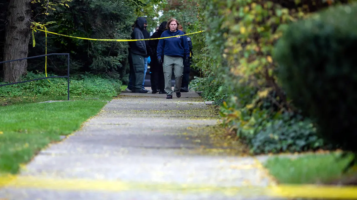 21.10.2023, USA, Detroit: Zwei Polizisten treffen am Tatort ein, nachdem die Vorsitzende einer Detroiter Synagoge tot aufgefunden wurde. Die 40-jährige Samantha Woll sei mit mehreren Stichwunden leblos vor ihrem Haus gefunden worden, teilte die Polizei laut Medienberichten am 21.10.2023 mit. Foto: David Rodriguez Munoz/Detroit Free Press/AP/dpa +++ dpa-Bildfunk +++