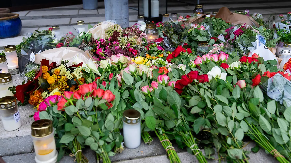 Flowers and candles in memory of murdered 37-year-old pregnant woman, in front of Plejecenter Samsoevej in Holbaek, Sunday 6 November 2022. The murdered pregnant woman, who is an Afghan citizen, was employed at Plejecenter Samsoevej. The doctors managed to deliver the unborn baby boy, who according to the circumstances is doing well. (Photo: Claus Bech/Scanpix 2022)
