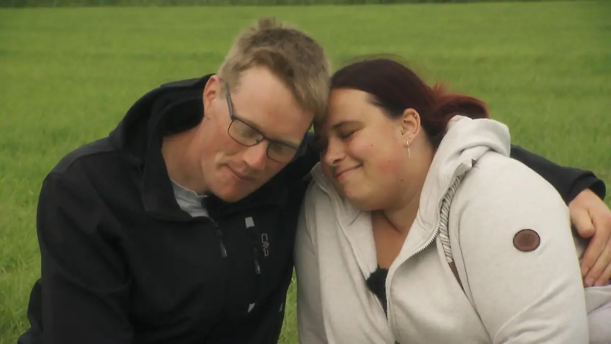 "Es ist schön mit dir" - Maik und Cathrin auf Kuschelkurs Läuft bei "Bauer sucht Frau"