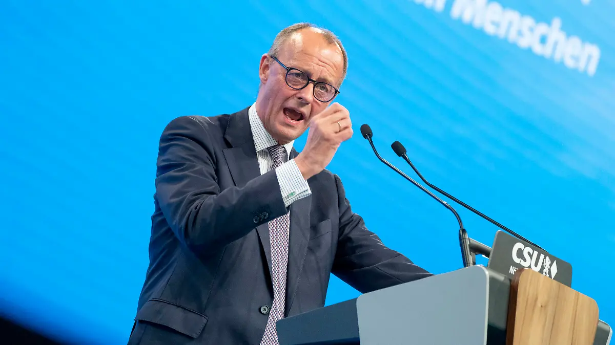 Parteitag der CSU 2022 in Augsburg Friedrich Merz, Parteivorsitzender der CDU, während seiner Gast vor dem Parteitag der CSU -Parteitag der CSU 2022 in Augsburg Friedrich Merz, Parteivorsitzender der CDU, während seiner Gast vor dem Parteitag der CSU -, Augsburg Bayern Deutschland Messe *** Party Congress of the CSU 2022 in Augsburg Friedrich Merz, party leader of the CDU, during his guest before the party congress of the CSU Party Congress of the CSU 2022 in Augsburg Friedrich Merz, party leader of the CDU, during his guest before the party congress of the CSU , Augsburg Bavaria Germany Fair 