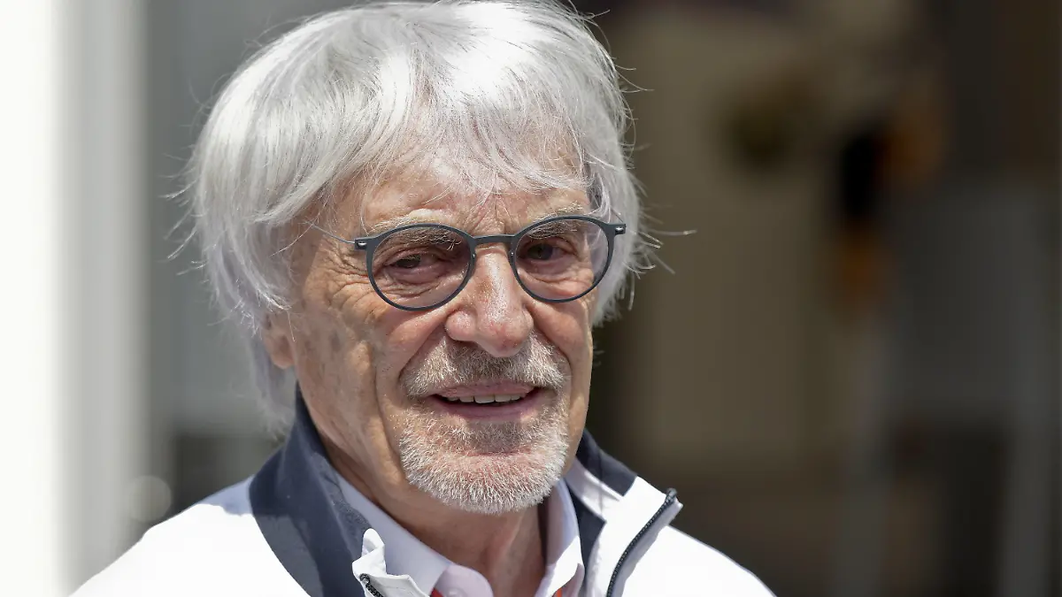 ARCHIV - 30.06.2018, Österreich, Spielberg: Motorsport, Formel-1-Weltmeisterschaft, Grand Prix von Österreich, 3. Freies Training: Bernie Ecclestone, der ehemalige Geschäftsführer der Formel 1, kommt zum Training vor dem Rennen. Im Wirbel um Mick Schumachers Zukunft beim Haas-Team bedauert der frühere Formel-1-Chef das Fehlen von Vater Michael an der Seite des Rennfahrers. (zu dpa: «Ecclestone: Vater Michael würde Mick Schumacher «sehr helfen») Foto: Herbert Neubauer/APA/dpa +++ dpa-Bildfunk +++