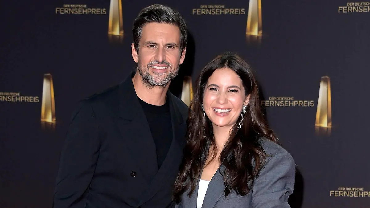 Tom Beck mit Ehefrau Chryssanthi Kavazi bei der Verleihung des Deutschen Fernsehpreises 2023 in den MMC Studios. Köln, 28.09.2023 *** Tom Beck with wife Chryssanthi Kavazi at the German Television Award 2023 ceremony at MMC Studios Cologne, 28 09 2023 Foto:xF.xKernx/xFuturexImagex fernsehpreis_3892