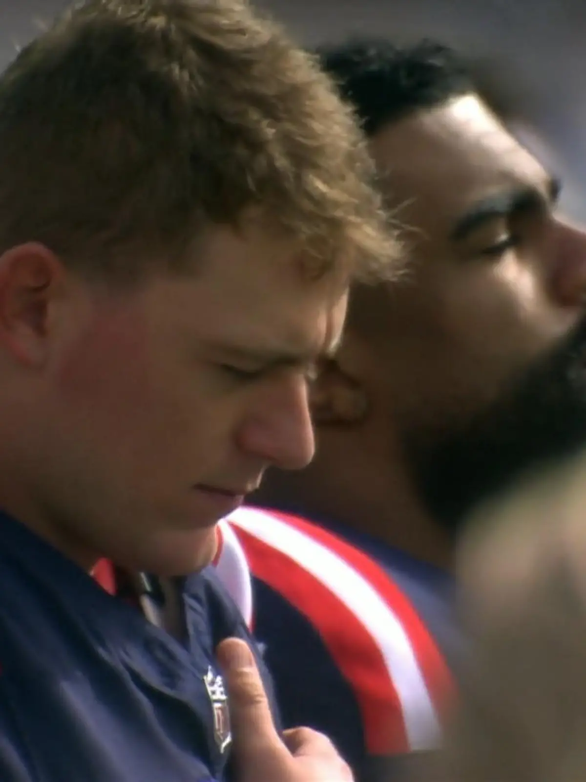 Wow! Das ist mal ein musikalisch-emotionaler Auftakt. Vor dem Spiel der Buffalo Bills bei den Patriots gibt's die US-Nationalhymne nicht gesungen, sondern auf der Violine - den Spielern und Moderatoren gefällt's.