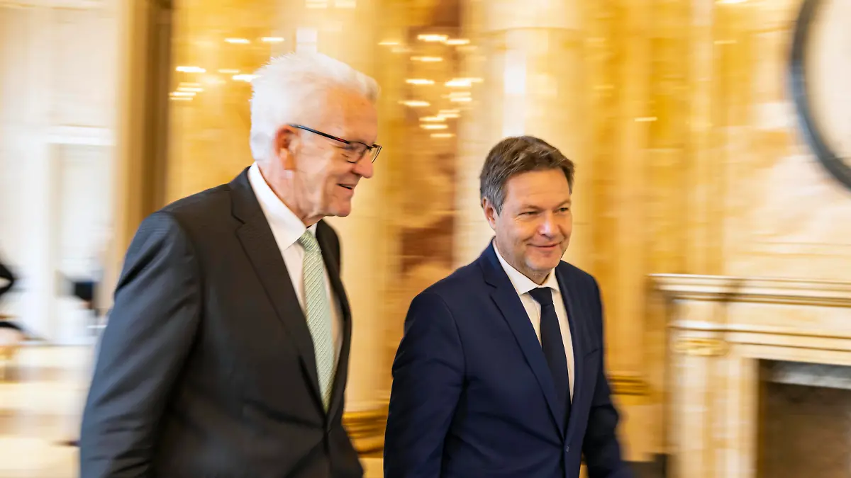  Robert Habeck Grüne, Vizekanzler und Bundesminister für Wirtschaft und Klimaschutz zu Gast in Baden-Württemberg. Mit seinem Besuch setzt Minister Habeck seine Reisen in die Bundesländer fort. Unter anderem nahm er in Stuttgart an einer Kabinettssitzung im Neuen Schloss teil. Rechts Winfried Hermann MdL, Bündnis 90/Die Grünen, Minister für Verkehr und Infrastruktur Baden-Württemberg. // 08.11.2022: Deutschland, Baden-Württemberg, Stuttgart. *** Robert Habeck Greens, Vice Chancellor and Federal Minister for Economic Affairs and Climate Protection to visit Baden Württemberg With his visit, Minister Habeck continues his travels to the states Among other things, he attended a cabinet meeting in Stuttgart in the New Palace Right