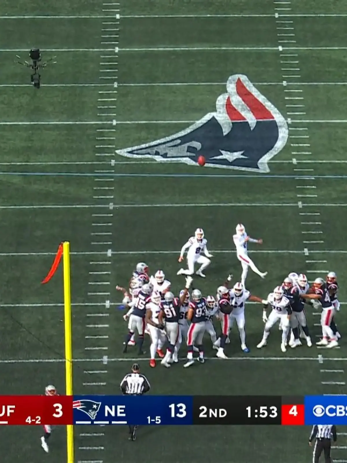 Den hätte David Beckham nicht besser verziehen können!

Schock kurz vor der Halbzeit! Diese drei Punkte hätten den Buffalo Bills gutgetan. Der Kicker muss das Ei „nur“ noch zwischen die Stangen treten, doch Tyler Bass versagen die Nerven. In einer Bogenlampe segelt der Football auf die Tribüne. NO GOAL, schallt es durch das Stadion.