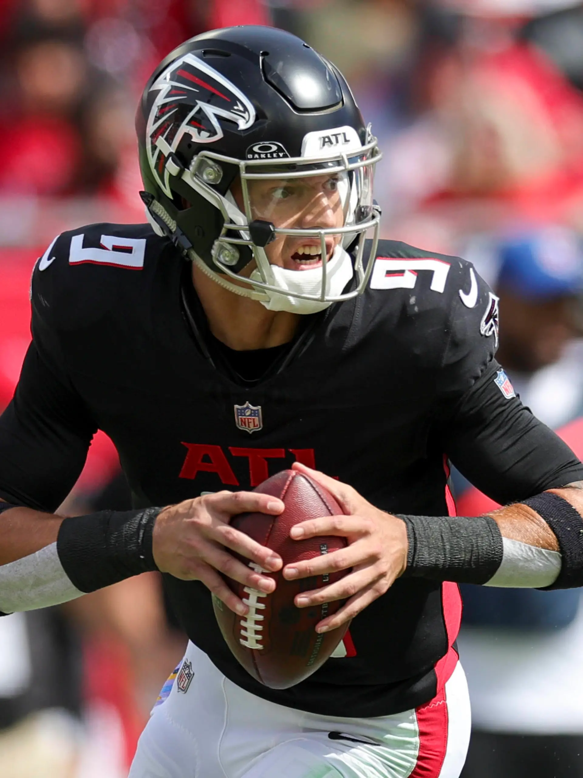 NFL, American Football Herren, USA Atlanta Falcons at Tampa Bay Buccaneers Oct 22, 2023 Tampa, Florida, USA Atlanta Falcons quarterback Desmond Ridder 9 drops back to pass against the Tampa Bay Buccaneers in the second quarter at Raymond James Stadium. Tampa Raymond James Stadium Florida USA, EDITORIAL USE ONLY PUBLICATIONxINxGERxSUIxAUTxONLY Copyright: xNathanxRayxSeebeckx 20231022_nrs_fo8_00055