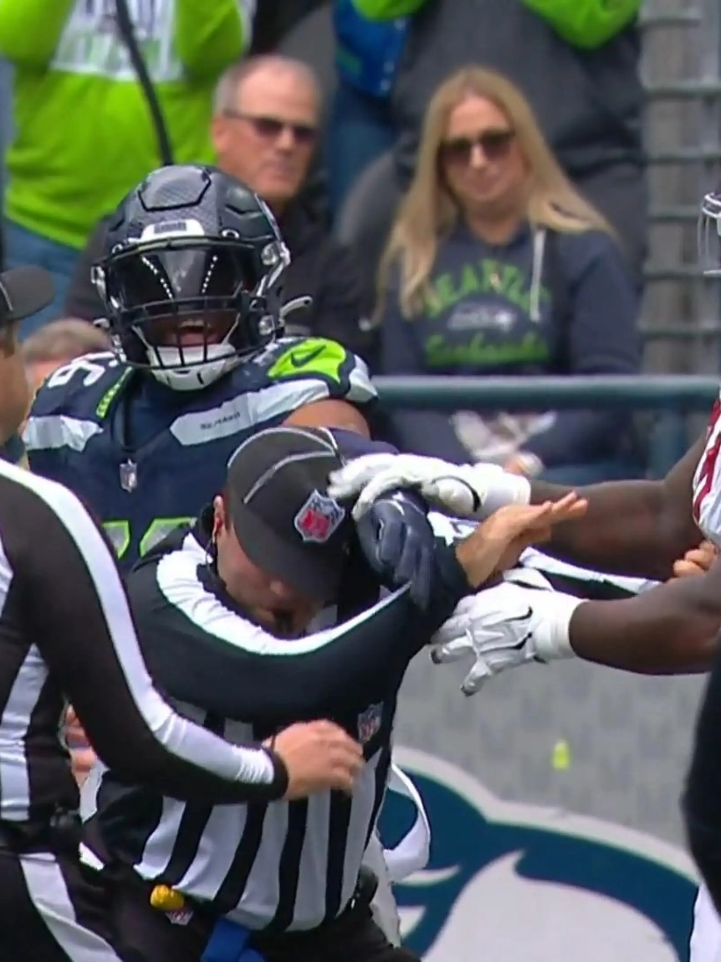 Grobe Unsportlichkeit bei den Arizona Cardinals!

Erst schnappten sich die Cardinals eine Interception aus der eigenen Endzone, doch dann kam ein Hammer-Pfiff vom Schiri! Glück für die Seattle Seahawks.
Plötzlich waren fünf gelbe Flaggen auf dem Feld – drei grobe Fouls zählten die Schiedsrichter. Am Ende muss Cardinal Humphries vorzeitig in die Kabine, weil er einem Offiziellen wohl eine gewatscht hat.