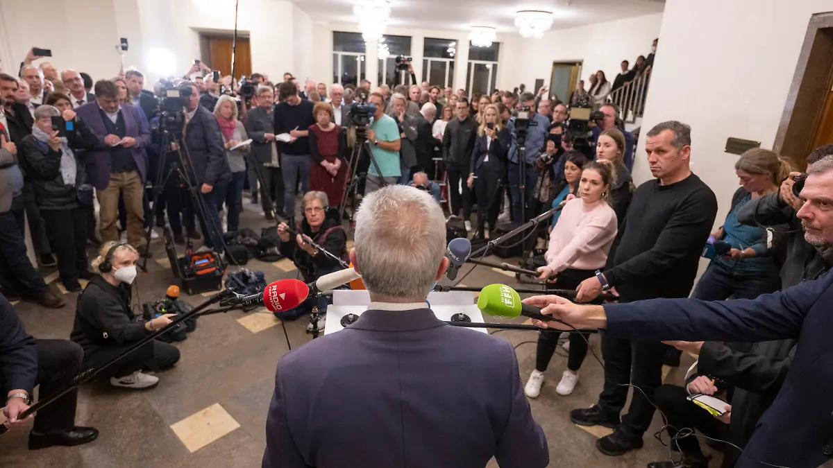 06.11.2022, Hessen, Frankfurt/Main: Peter Feldmann, SPD-Oberbürgermeister von Frankfurt, tritt nach Bekanntgabe seiner Abwahl im Römer vor die Medien. Der umstrittene Politiker muss sich derzeit unter anderem wegen Korruptionsvorwürfen vor Gericht verantworten.  Frankfurts umstrittener Oberbürgermeister  Feldmann (SPD) ist bei einem Bürgerentscheid abgewählt worden. Foto: Boris Roessler/dpa +++ dpa-Bildfunk +++