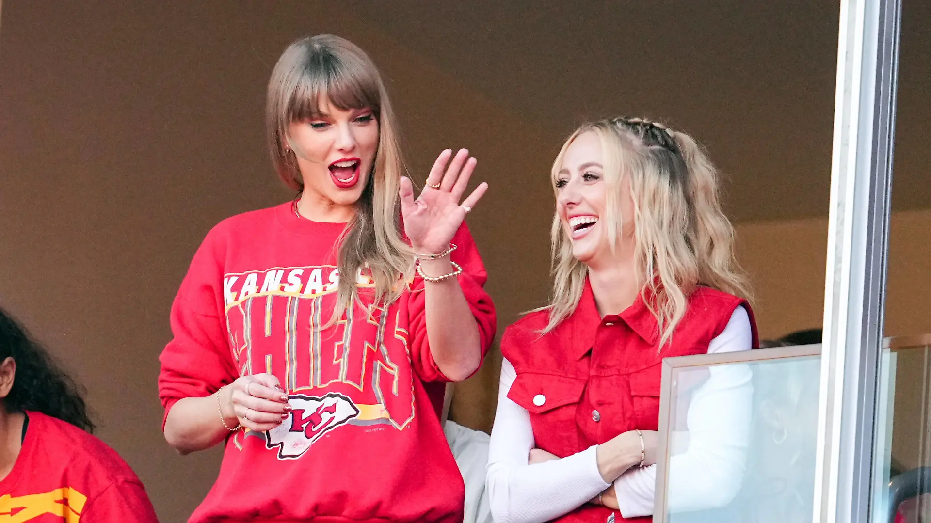 NFL, American Football Herren, USA Los Angeles Chargers at Kansas City Chiefs Oct 22, 2023 Kansas City, Missouri, USA Recording artist Taylor Swift waves to fans during the second half between the Los Angeles Chargers and the Kansas City Chiefs at GEHA Field at Arrowhead Stadium. Kansas City GEHA Field at Arrowhead Stadium Missouri USA, EDITORIAL USE ONLY PUBLICATIONxINxGERxSUIxAUTxONLY Copyright: xJayxBiggerstaffx 20231022_szo_ba4_0328