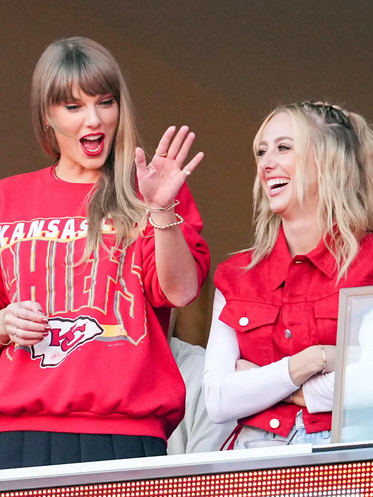 NFL, American Football Herren, USA Los Angeles Chargers at Kansas City Chiefs Oct 22, 2023 Kansas City, Missouri, USA Recording artist Taylor Swift waves to fans during the second half between the Los Angeles Chargers and the Kansas City Chiefs at GEHA Field at Arrowhead Stadium. Kansas City GEHA Field at Arrowhead Stadium Missouri USA, EDITORIAL USE ONLY PUBLICATIONxINxGERxSUIxAUTxONLY Copyright: xJayxBiggerstaffx 20231022_szo_ba4_0328