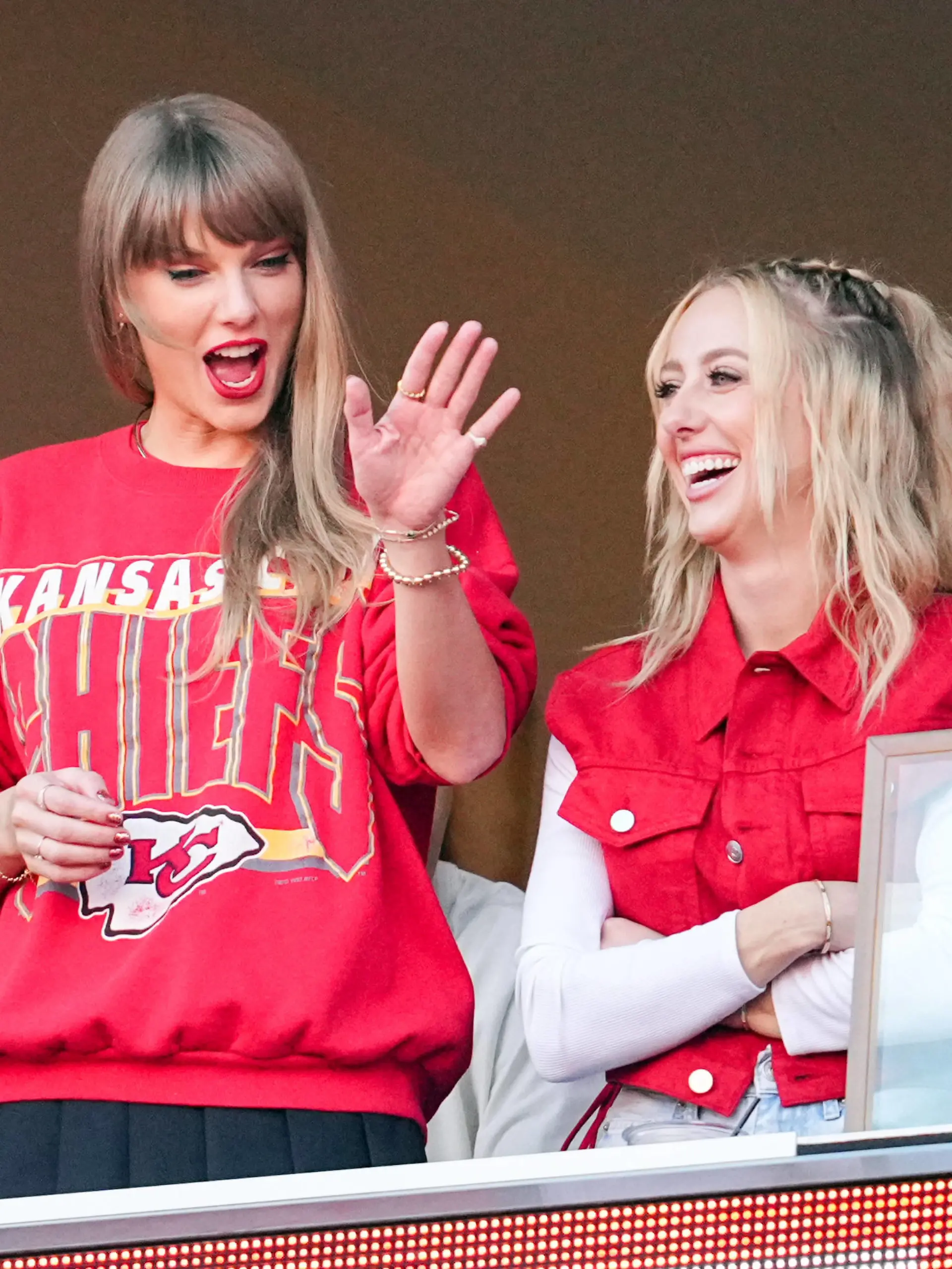 NFL, American Football Herren, USA Los Angeles Chargers at Kansas City Chiefs Oct 22, 2023 Kansas City, Missouri, USA Recording artist Taylor Swift waves to fans during the second half between the Los Angeles Chargers and the Kansas City Chiefs at GEHA Field at Arrowhead Stadium. Kansas City GEHA Field at Arrowhead Stadium Missouri USA, EDITORIAL USE ONLY PUBLICATIONxINxGERxSUIxAUTxONLY Copyright: xJayxBiggerstaffx 20231022_szo_ba4_0328