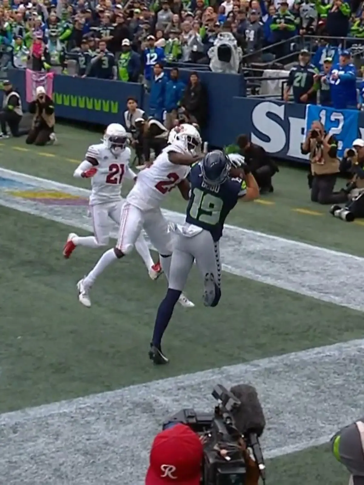 Touchdown für die Seattle Seahawks! Jake Bobo erzielt sechs Punkte für sein Team, weil er sich gegen zwei Defensive durchsetzt, das Leder mit einer Hand aus dem Himmel fischt und dann auch noch die Füße im Spielfeld platziert. Die Schiedsrichter mussten da genau hinsehen, geben die Punkte aber nach einem kurzen Check. Das war eine sehenswerte Aktion des Receivers. Zurvor hatte vor allem Lockett durch 3rd-Down-Catches den Drive am Leben gehalten.
