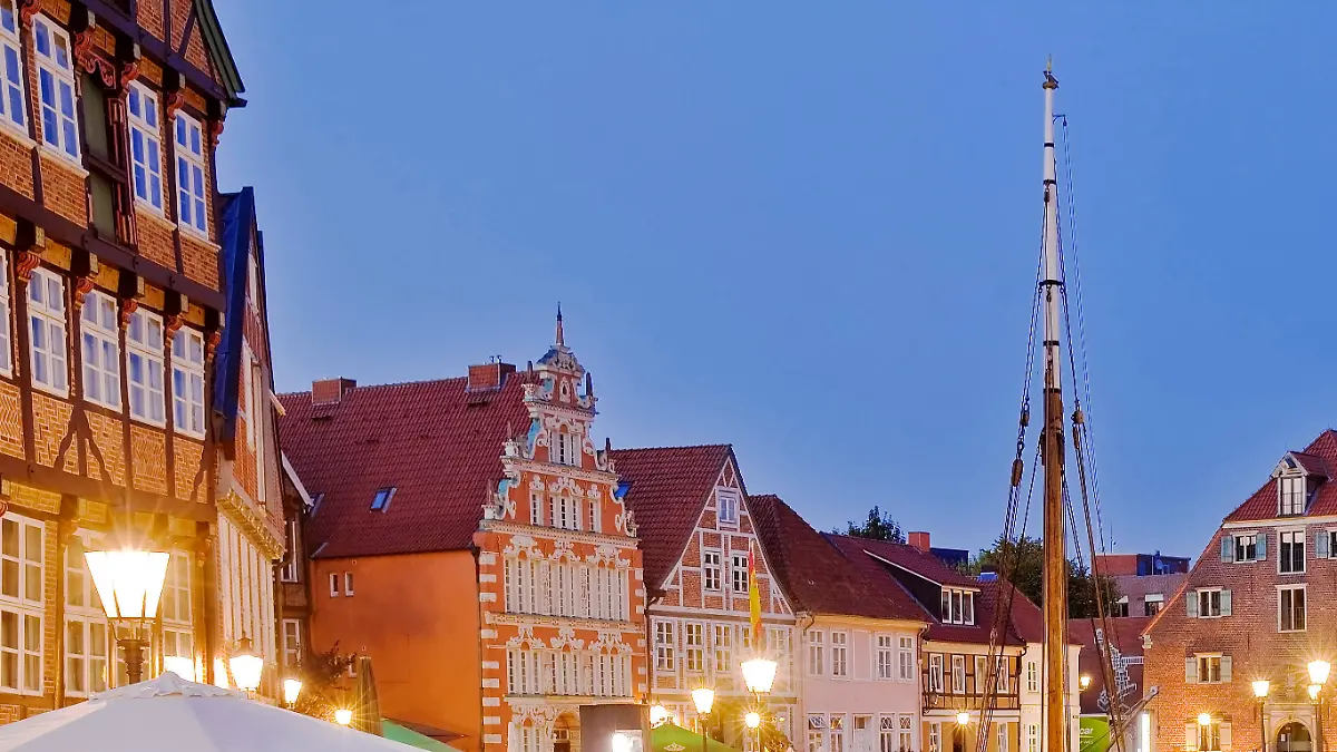 Altstadt mit historischen Kaufmanns- und Speicherhaeuser am Hansehafen am Abend, Deutschland, Niedersachsen, Stade | old town with historic merchants' houses and warehouses at the Hanse port in the evening, Germany, Lower Saxony, Stade