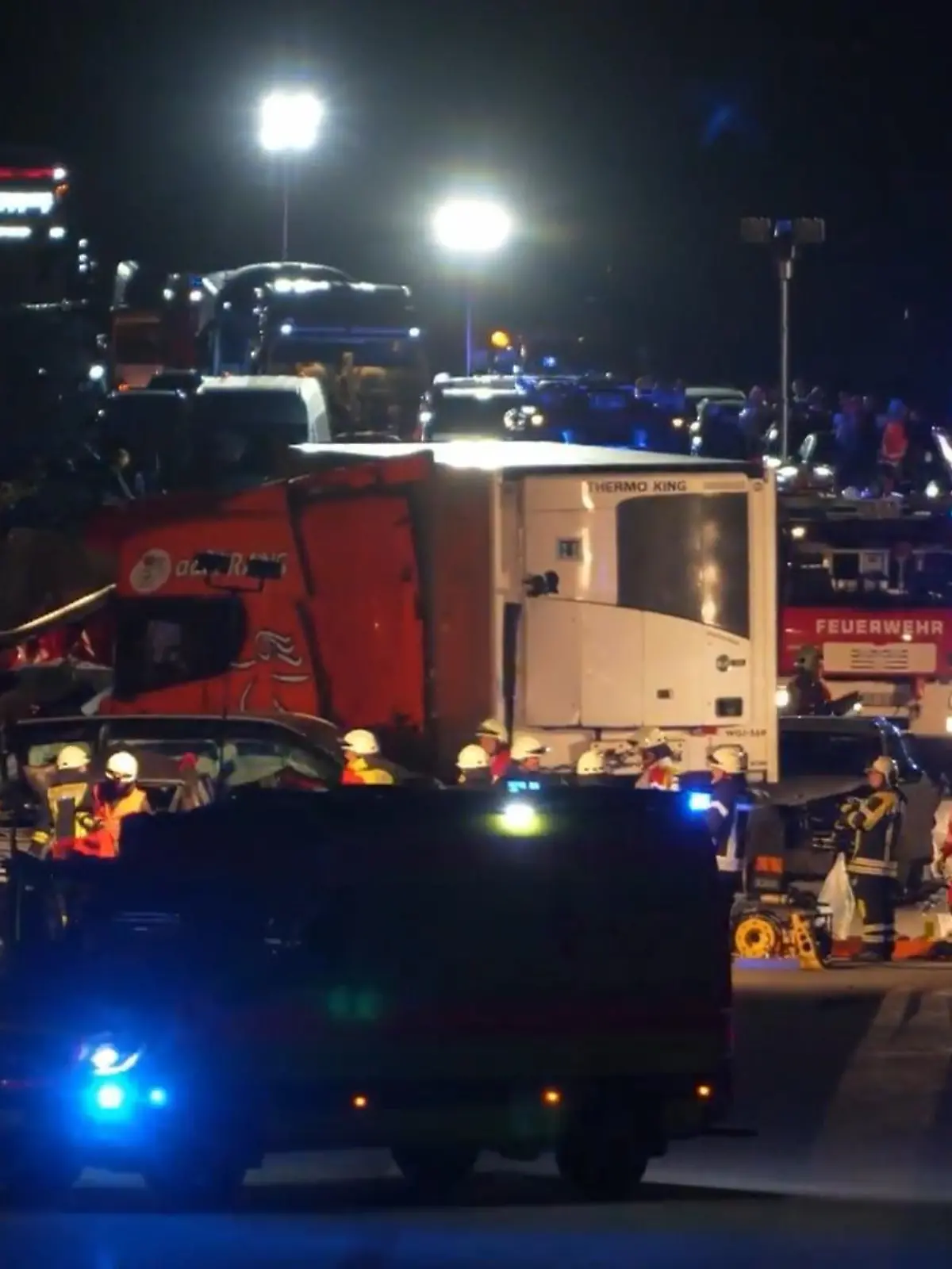 Die Autobahn 17 bei Bad Gottleuba Richtung Dresden gleicht einem Trümmerfeld. Kurz nach 20 Uhr kracht ein LKW ungebremst in das Stauende, drückt mehrere Fahrzeuge ineinander. Ersthelfer