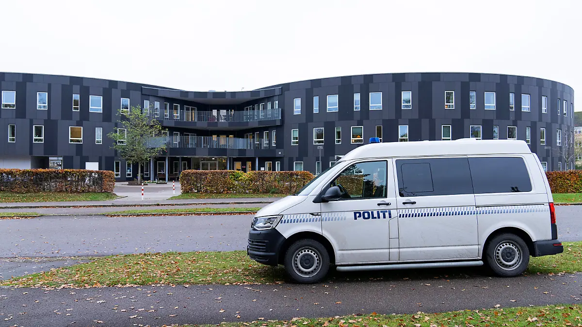 Police in front of Plejecenter Samsoevej in Holbaek, Sunday 6 November 2022. The murdered 37-year-old pregnant woman, who was an Afghan citizen, was employed at Plejecenter Samsoevej. The doctors managed to deliver the unborn baby boy, who according to the circumstances is doing well... (Photo: Claus Bech/Ritzau Scanpix)