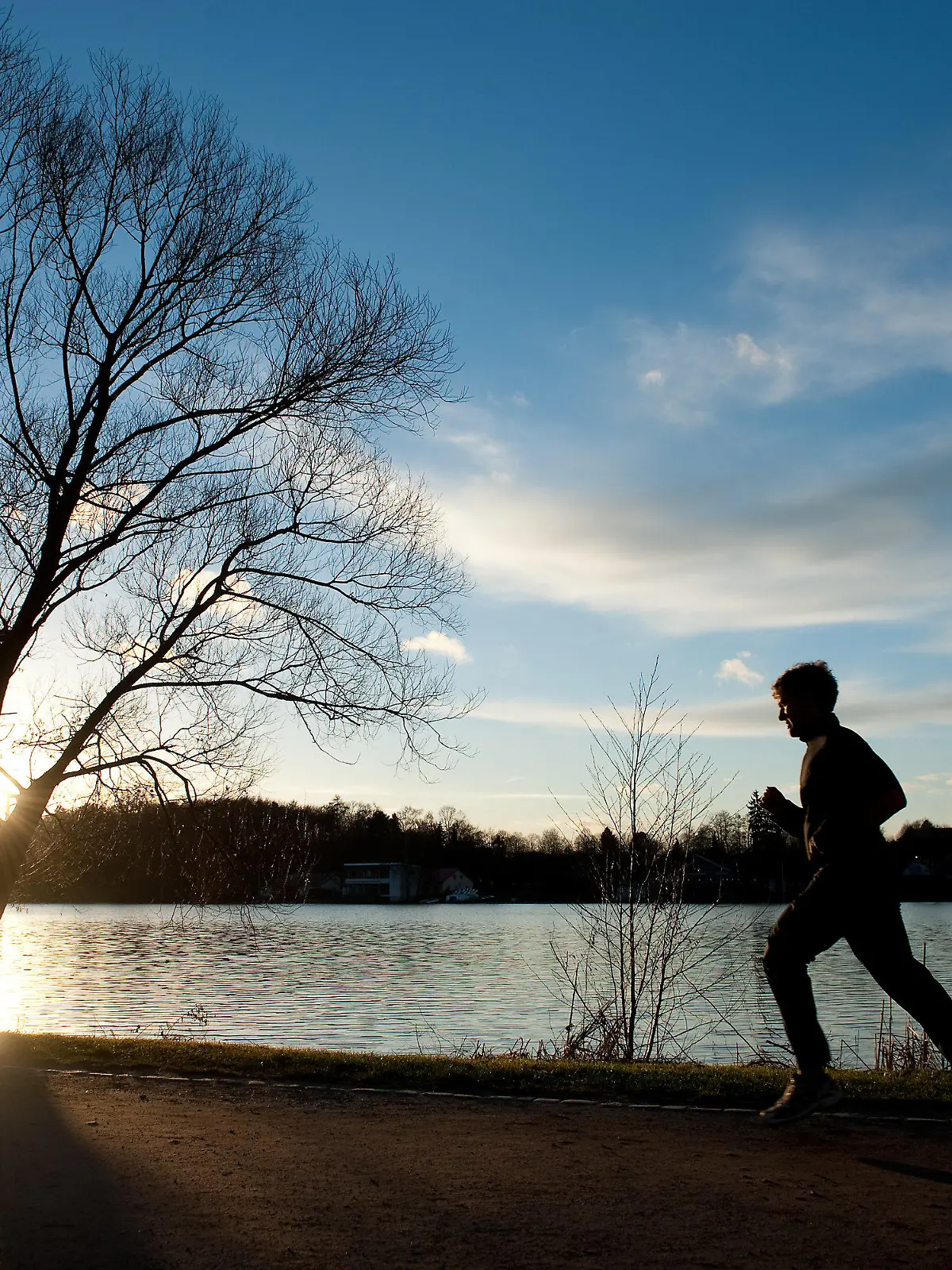 Ein Jogger läuft am 17.01.2014 in Göttingen (Niedersachsen) am Kiessee entlang. Foto: Swen Pförtner/dpa +++(c) dpa - Bildfunk+++