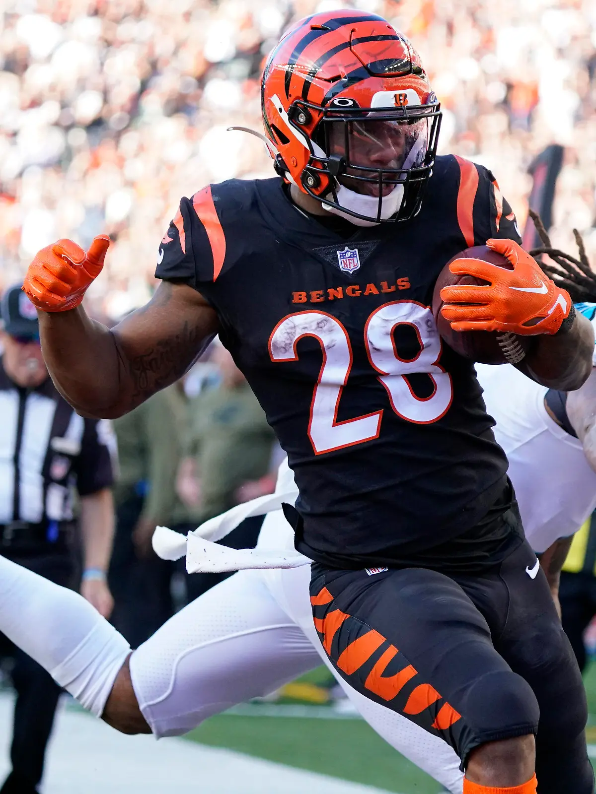 Cincinnati Bengals running back Joe Mixon (28) runs past Carolina Panthers linebacker Shaq Thompson, right, for a touchdown during the second half of an NFL football game, Sunday, Nov. 6, 2022, in Cincinnati. (AP Photo/Joshua A. Bickel)