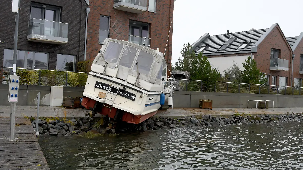 Sturmflut 2023 in Heiligenhafen Ostsee
Der Sturm schob ein Motorboot auf die Promenade 21.10.2023