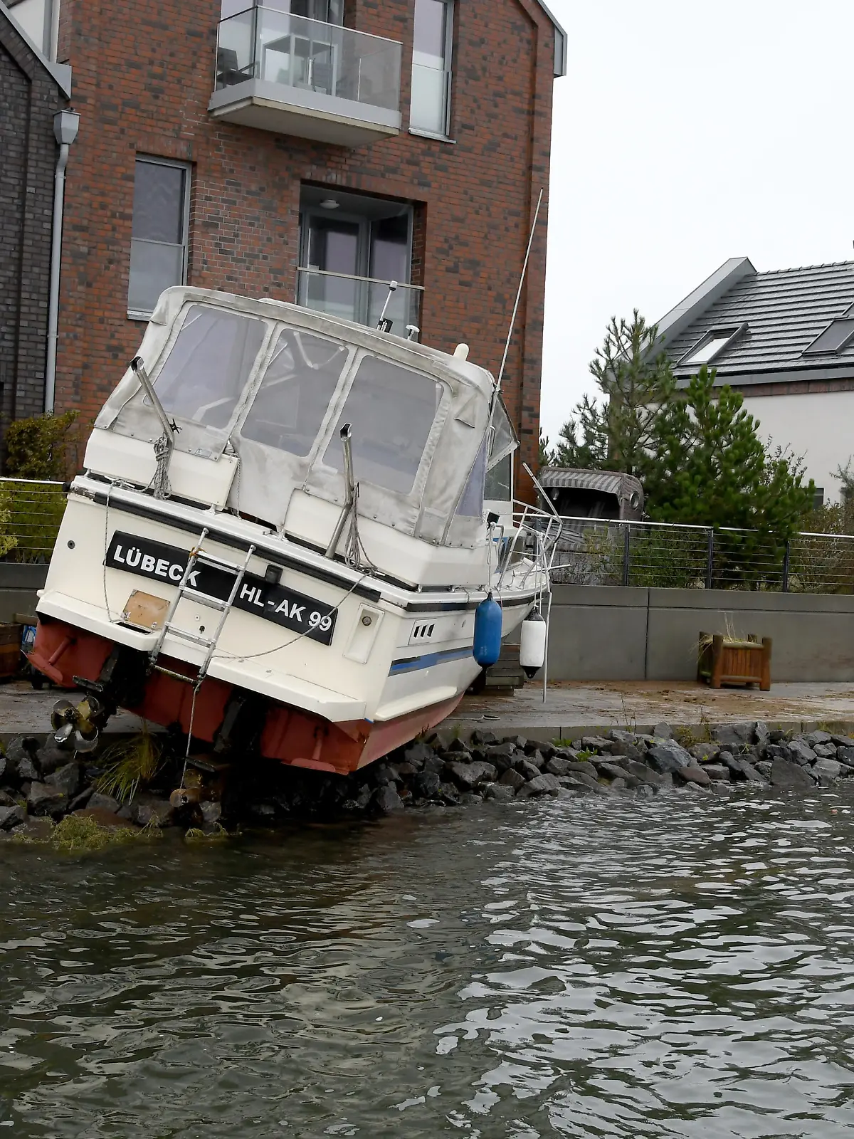 Sturmflut 2023 in Heiligenhafen Ostsee
Der Sturm schob ein Motorboot auf die Promenade 21.10.2023