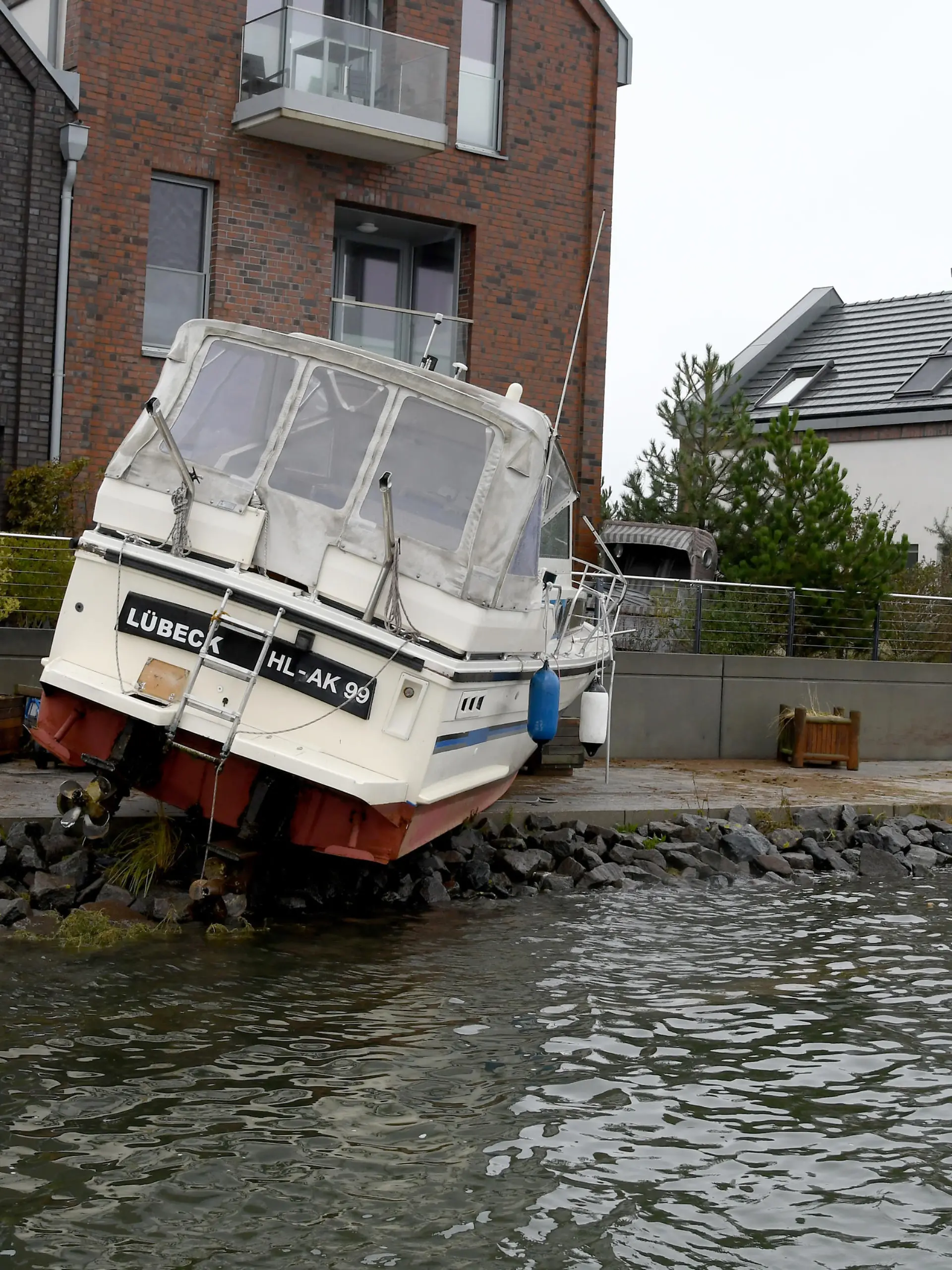 Sturmflut 2023 in Heiligenhafen Ostsee
Der Sturm schob ein Motorboot auf die Promenade 21.10.2023