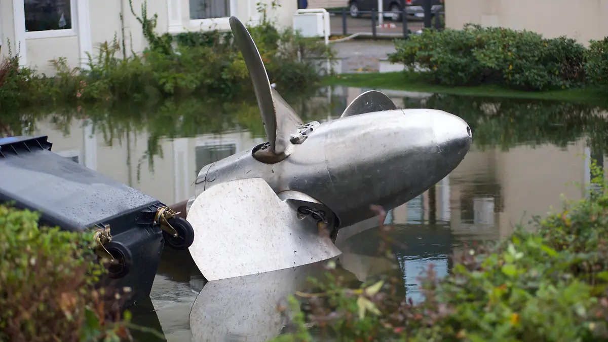 Flensburg, Schleswig-Holstein, Aufräumarbeiten nach Jahrhundert-Hochwasser in Flensburg am Hafen West. Der Vorgarten des Foirmensotzes der FRS Syltfähre GmbH & Co. KG im Norderhofenen 19 steht komplett unter Wasser. Heraus ragt noch eine ausgestellte Schiffsschraube. Aufnahme vom 21.10.2023, Flensburg, *** Flensburg, Schleswig Holstein, clearing up work after century high water in Flensburg at the port west The front garden of the Foirmensotzes of the FRS Syltfähre GmbH Co KG in the Norderhofenen 19 is completely under water Out still protrudes an exposed ships propeller Photo from 21 10 2023, Flensburg,
