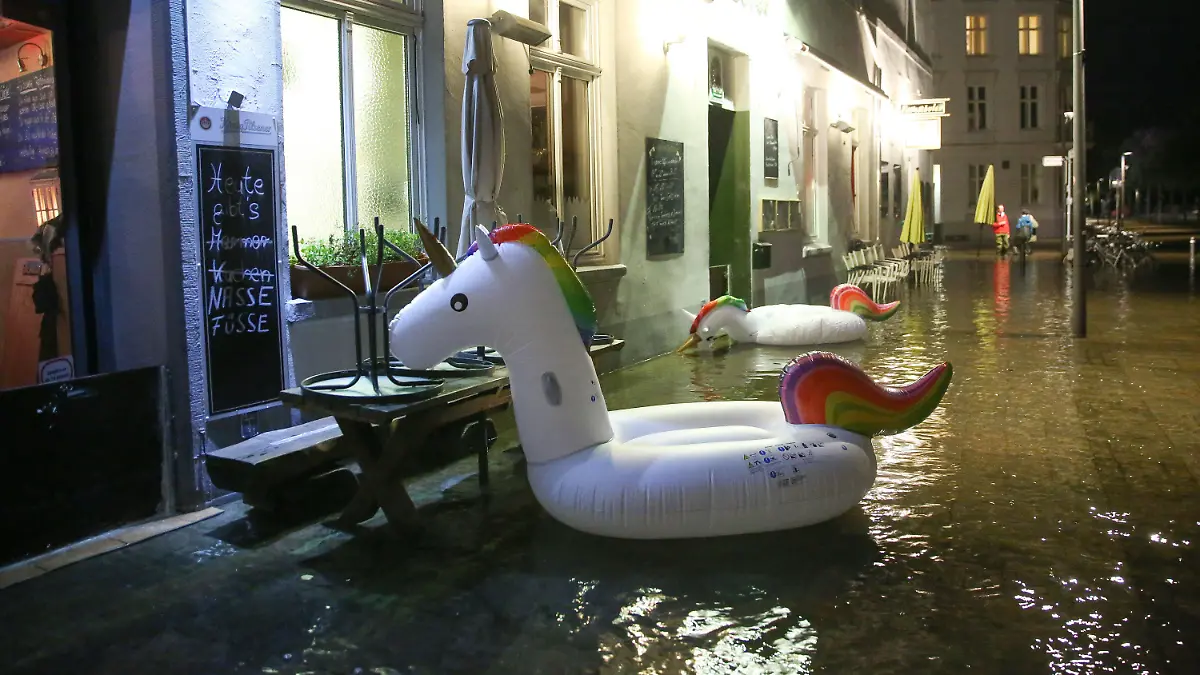 dpatopbilder - 14.10.2020, Schleswig-Holstein, Lübeck: Ein aufblasbarer Schwimmring für den Transport von Kunden ist bei Hochwasser vor einer Bar zu sehen. Für die gesamte deutsche Ostseeküste war ab Mittwochnachmittag eine Sturmflut vorhergesagt. Foto: Bodo Marks/dpa +++ dpa-Bildfunk +++