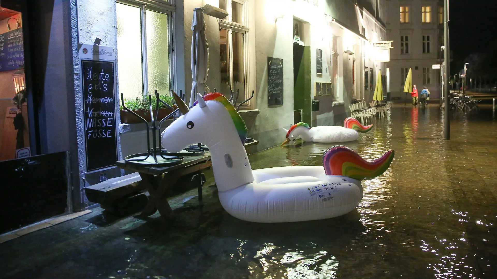 dpatopbilder - 14.10.2020, Schleswig-Holstein, Lübeck: Ein aufblasbarer Schwimmring für den Transport von Kunden ist bei Hochwasser vor einer Bar zu sehen. Für die gesamte deutsche Ostseeküste war ab Mittwochnachmittag eine Sturmflut vorhergesagt. Foto: Bodo Marks/dpa +++ dpa-Bildfunk +++