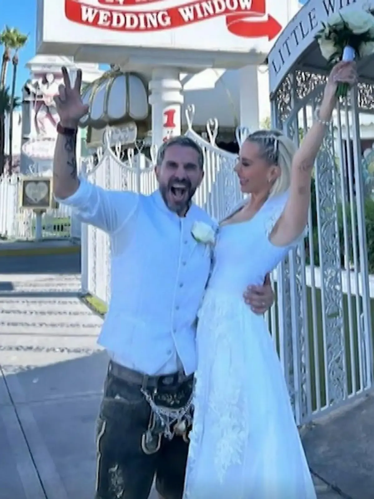 Verliebt, verlobt, fake-verheiratet?

Marc Terenzi und Verena Kerth sorgten mit ihrer Las Vegas-Hochzeit am Wochenende für eine Riesenüberraschung. In weißer Tracht ging es vor den Altar – so lassen es ihre „Beweisfotos“ auf Instagram zumindest annehmen. Welches Indiz dafür sprechen könnte, dass die Fahrt des Skandalpärchens in den Ehehafen reine Show gewesen ist, verraten wir im Video.