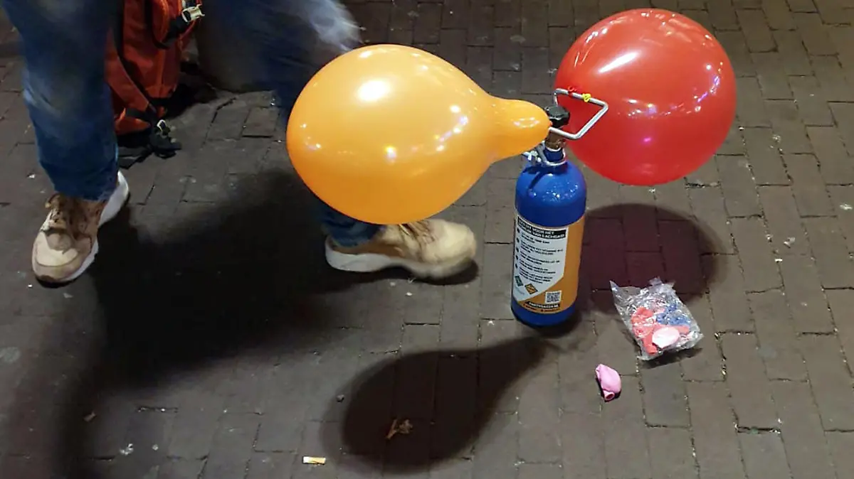 ARCHIV - 05.08.2019, Niederlande, Amsterdam: Ein Straßenhändler verkauft mit Lachgas gefüllte Luftballons in einem Vergnügungsviertel von Amsterdam. (Zu dpa: ««Nicht cool» - Experte befürchtet wachsenden Lachgas-Konsum » ) Foto: Annette Birschel/dpa +++ dpa-Bildfunk +++