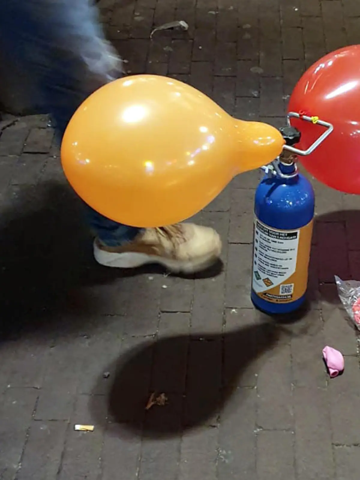ARCHIV - 05.08.2019, Niederlande, Amsterdam: Ein Straßenhändler verkauft mit Lachgas gefüllte Luftballons in einem Vergnügungsviertel von Amsterdam. (Zu dpa: ««Nicht cool» - Experte befürchtet wachsenden Lachgas-Konsum » ) Foto: Annette Birschel/dpa +++ dpa-Bildfunk +++