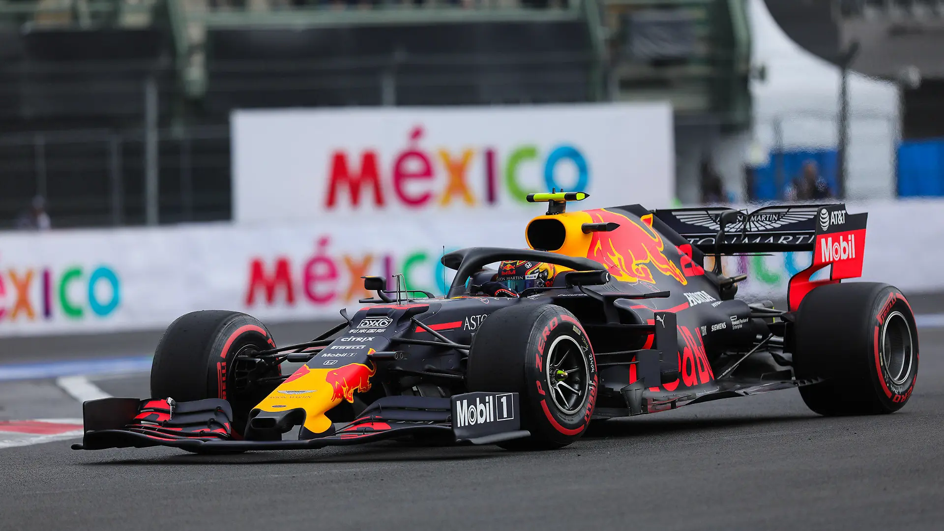 26.10.2019, Mexiko, Ciudad De México: Motorsport: Formel-1-Weltmeisterschaft, Grand Prix von Mexiko, 1. Freies Training auf der Rennstrecke Autodromo Hermanos Rodriguez. Der niederländische Red Bull-Fahrer Max Verstappen fährt mit seinem Wagen auf der Strecke. Foto: Isaías Hernández/NOTIMEX/dpa +++ dpa-Bildfunk +++