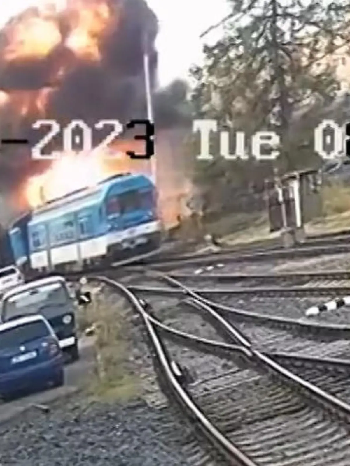 In Tschechien kracht ein Personenzug in einen LKW - der Tankinhalt des Sattelschleppers fängt Feuer und explodiert.
Acht Menschen werden dabei schwer verletzt. Unser Video zeigt die krasse Explosion.
