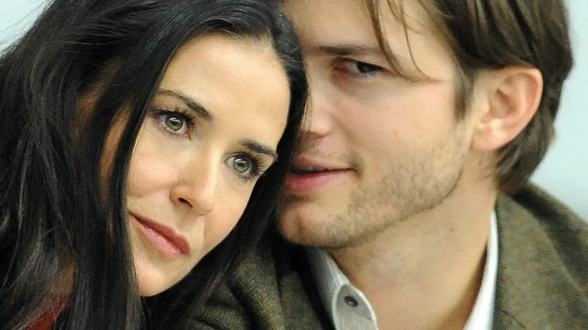 ARCHIV - Demi Moore und Ehemann Ashton Kutcher am 04.11.2010 in New York. Ihre Promi-Liebe ist gescheitert. Foto: weiter aus. Foto: weiter aus. Foto: Andrew Gombert (zu dpa «Neid und Klatsch - Promi-Beziehungen zerbrechen oft» vom 20.06.2012) +++(c) dpa - Bildfunk+++