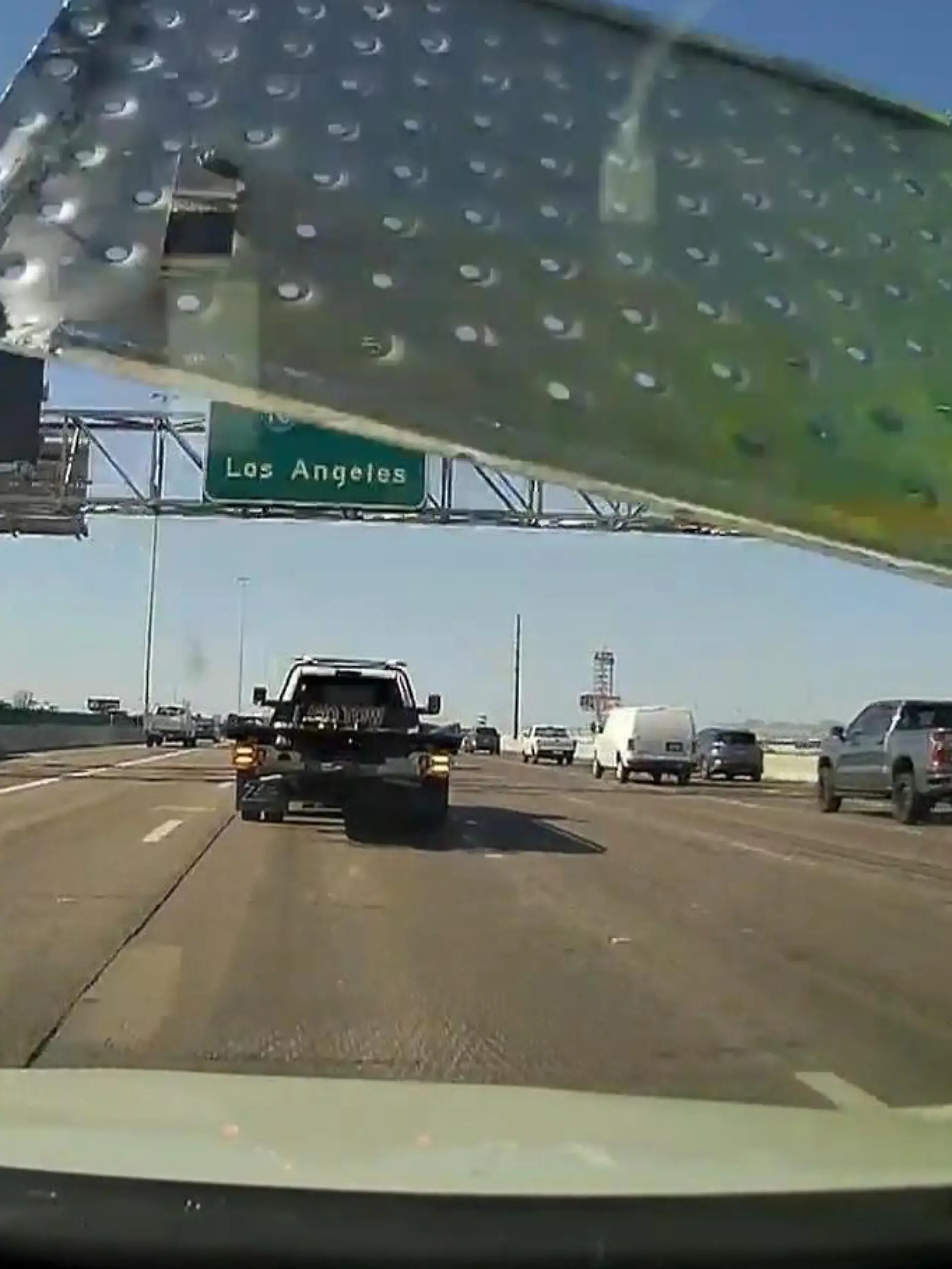 Nichtsahnend fahren eine Frau und ihr Verlobter über die Autobahn, als es beinahe zu einer Tragödie kommt: Eine Metallplatte, die mitten auf der Fahrbahn liegt, wird von einem vorausfahrenden Abschleppwagen aufgewirbelt und schleudert in die Windschutzscheibe des Paares. Nicht auszudenken, was hätte passieren können, wenn die Platte die Scheibe durchschlagen hätte! Die erschreckenden Bilder der Dashcam.