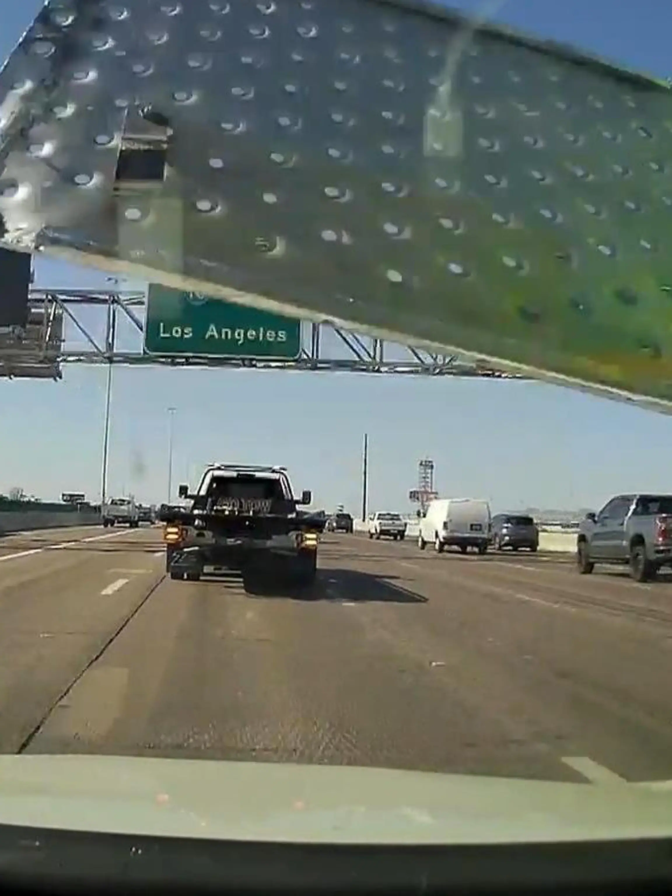 Nichtsahnend fahren eine Frau und ihr Verlobter über die Autobahn, als es beinahe zu einer Tragödie kommt: Eine Metallplatte, die mitten auf der Fahrbahn liegt, wird von einem vorausfahrenden Abschleppwagen aufgewirbelt und schleudert in die Windschutzscheibe des Paares. Nicht auszudenken, was hätte passieren können, wenn die Platte die Scheibe durchschlagen hätte! Die erschreckenden Bilder der Dashcam.