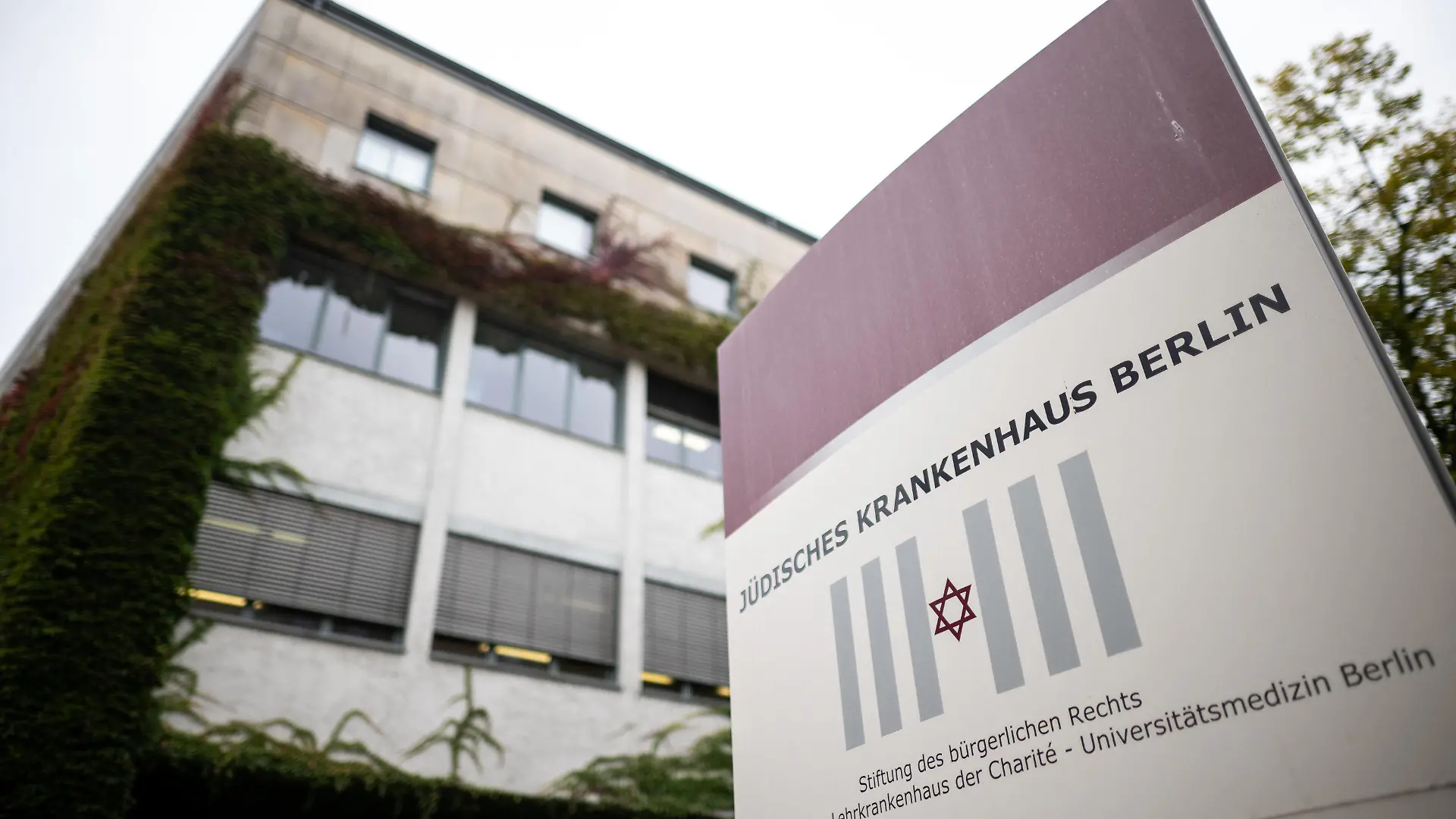 23.10.2023, Berlin: Das Jüdische Krankenhaus Berlin. Unbekannte haben das Jüdische Krankenhaus in Berlin-Wedding mit einem Stein beworfen. Dadurch wurde ein Fenster beschädigt. Foto: Sebastian Christoph Gollnow/dpa +++ dpa-Bildfunk +++