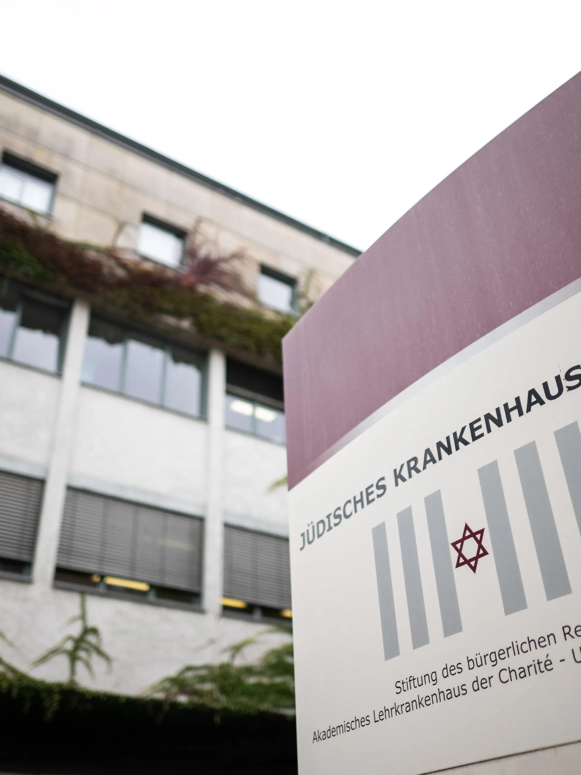 23.10.2023, Berlin: Das Jüdische Krankenhaus Berlin. Unbekannte haben das Jüdische Krankenhaus in Berlin-Wedding mit einem Stein beworfen. Dadurch wurde ein Fenster beschädigt. Foto: Sebastian Christoph Gollnow/dpa +++ dpa-Bildfunk +++