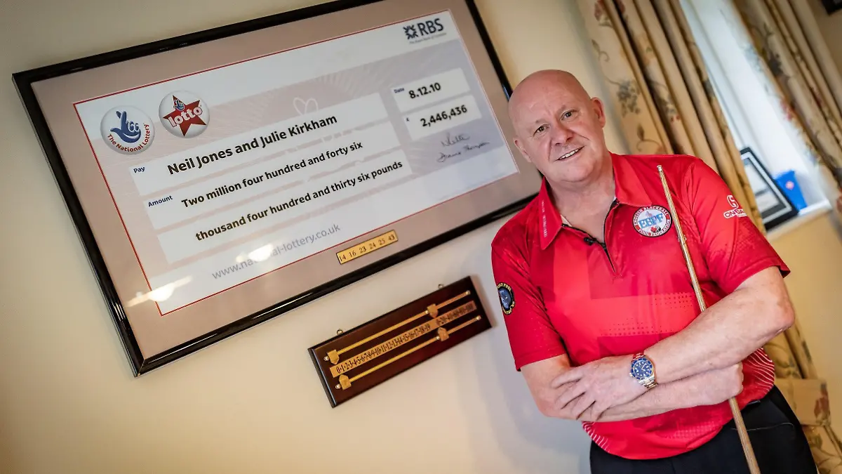 HANDOUT - 23.10.2023, Großbritannien, ---: Dieses von der Nationallotterie zur Verfügung gestellte Foto zeigt Neil Jones, dessen erster Kauf nach dem Gewinn von 2,75 Millionen Euro in der Nationallotterie ein Pool-Tisch war. Dank eines hohen Lottogewinns vertritt Neil Jones bald England bei einem internationalen Wettbewerb. (zu dpa: «Englischer Glückspilz: Vom Lotto-Gewinn zum Pool-Nationalspieler») Foto: ---/National Lottery/PA Media/dpa - ACHTUNG: Nur zur redaktionellen Verwendung im Zusammenhang mit der aktuellen Berichterstattung und nur mit vollständiger Nennung des vorstehenden Credits +++ dpa-Bildfunk +++