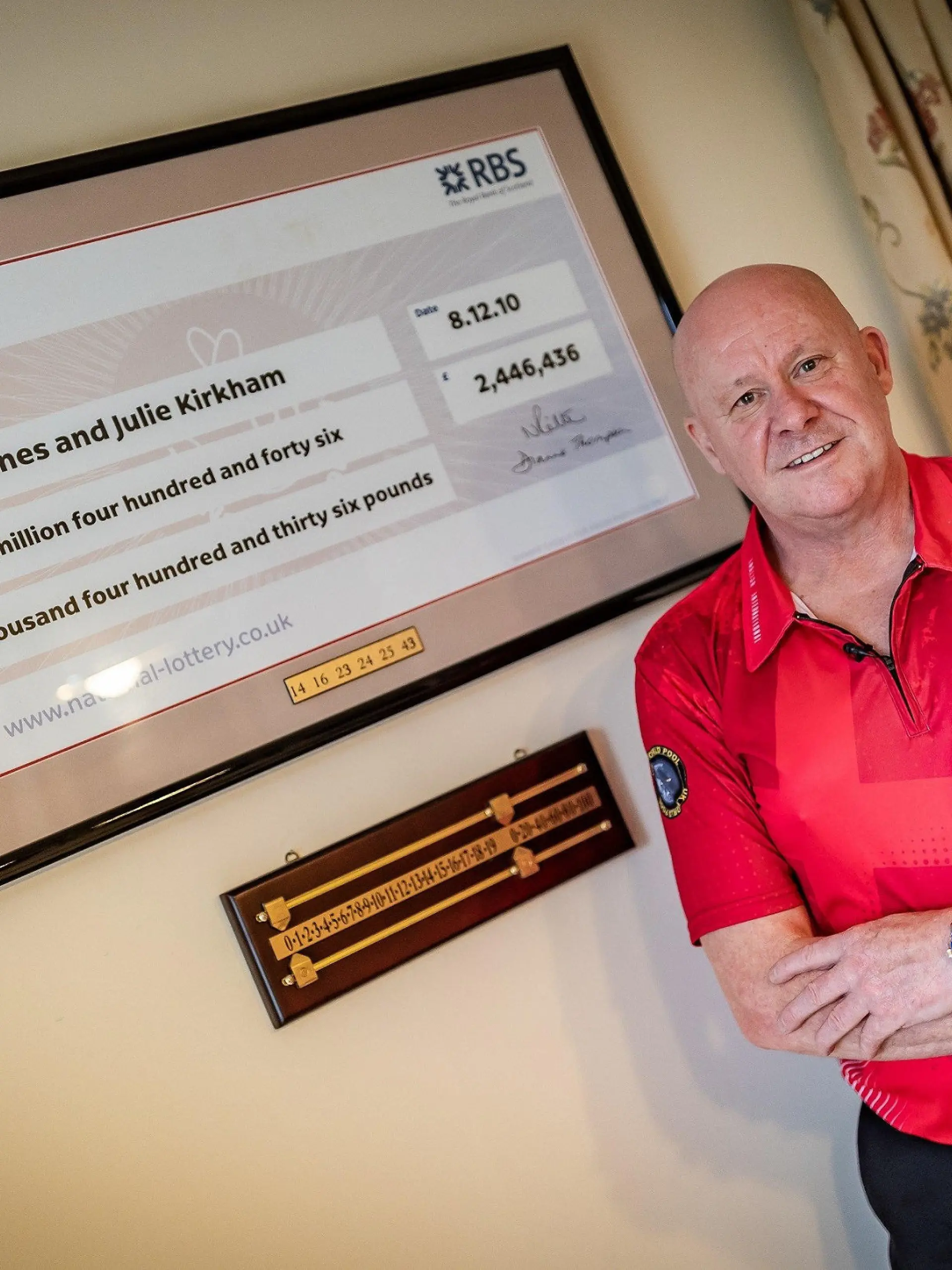 HANDOUT - 23.10.2023, Großbritannien, ---: Dieses von der Nationallotterie zur Verfügung gestellte Foto zeigt Neil Jones, dessen erster Kauf nach dem Gewinn von 2,75 Millionen Euro in der Nationallotterie ein Pool-Tisch war. Dank eines hohen Lottogewinns vertritt Neil Jones bald England bei einem internationalen Wettbewerb. (zu dpa: «Englischer Glückspilz: Vom Lotto-Gewinn zum Pool-Nationalspieler») Foto: ---/National Lottery/PA Media/dpa - ACHTUNG: Nur zur redaktionellen Verwendung im Zusammenhang mit der aktuellen Berichterstattung und nur mit vollständiger Nennung des vorstehenden Credits +++ dpa-Bildfunk +++