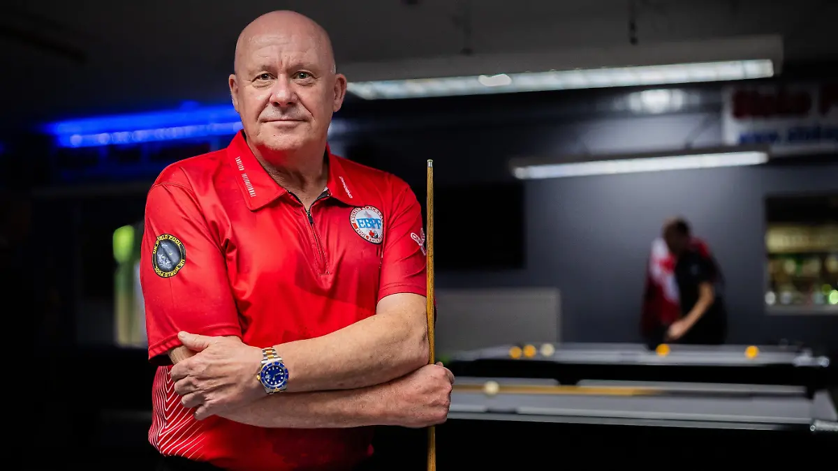 HANDOUT - 23.10.2023, Großbritannien, ---: Dieses von der Nationallotterie zur Verfügung gestellte Foto zeigt Neil Jones, dessen erster Kauf nach dem Gewinn von 2,75 Millionen Euro in der Nationallotterie ein Pool-Tisch war. Dank eines hohen Lottogewinns vertritt Neil Jones bald England bei einem internationalen Wettbewerb. (zu dpa: «Englischer Glückspilz: Vom Lotto-Gewinn zum Pool-Nationalspieler») Foto: ---/National Lottery/PA Media/dpa - ACHTUNG: Nur zur redaktionellen Verwendung im Zusammenhang mit der aktuellen Berichterstattung und nur mit vollständiger Nennung des vorstehenden Credits +++ dpa-Bildfunk +++