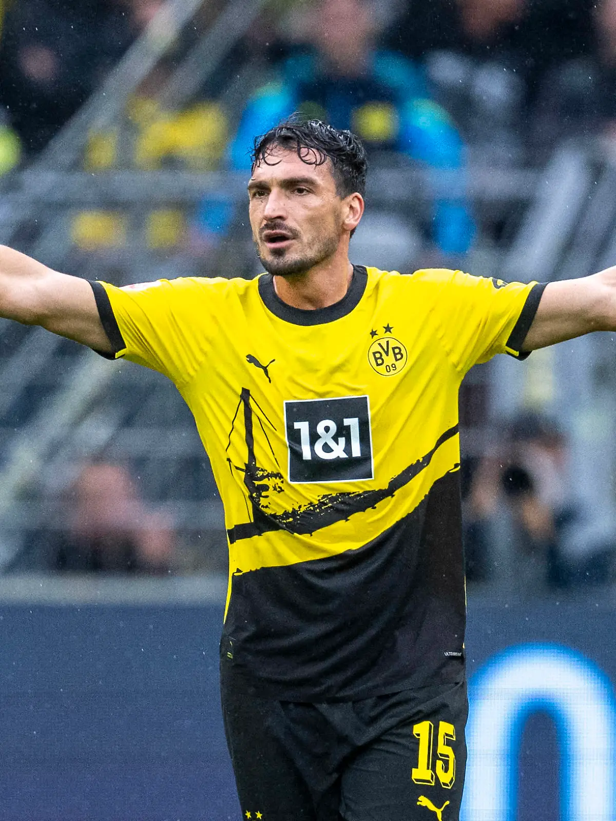 Fußball: Saisoneröffnung mit Testspiel Borussia Dortmund - Ajax Amsterdam am 22.07.23: Dortmunds Mats Hummels gibt Anweisungen. *** Soccer season opener with test match Borussia Dortmund Ajax Amsterdam on 22 07 23 Dortmunds Mats Hummels gives instructions Copyright: xDavidxInderliedx