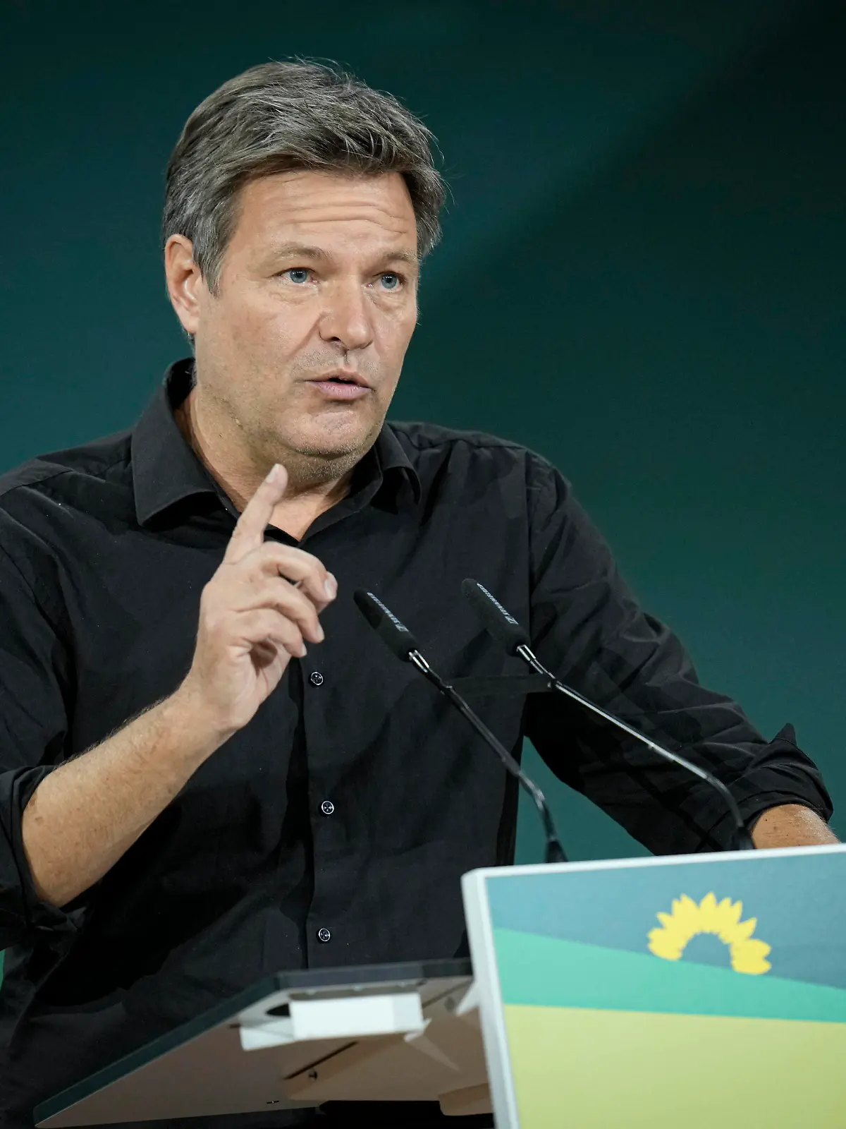 Bundesparteitag Buendnis 90/ Die Gruenen - 48. Ordentliche Bundesdelegiertenkonferenz 2022 Bonn Aktuell, 14.10.2022, Bonn, Robert Habeck bei seiner Rede beim Bundesparteitag von Buendnis90/ Die Grunen und der 48. Ordentlichen Bundesdelegiertenkonferenz 2022 Partei Buendnis 90/ Die Gruenen Bonn Nordrhein-Westfalen Deutschland *** Federal Party Congress Buendnis 90 Die Gruenen 48 Ordinary Federal Delegates Conference 2022 Bonn News, 14 10 2022, Bonn, Robert Habeck during his speech at the Federal Party Congress of Buendnis90 Die Grunen and the 48 Ordinary Federal Delegates Conference 2022 Party Buendnis 90 Die Gruenen Bonn North Rhine-Westphalia Germany 