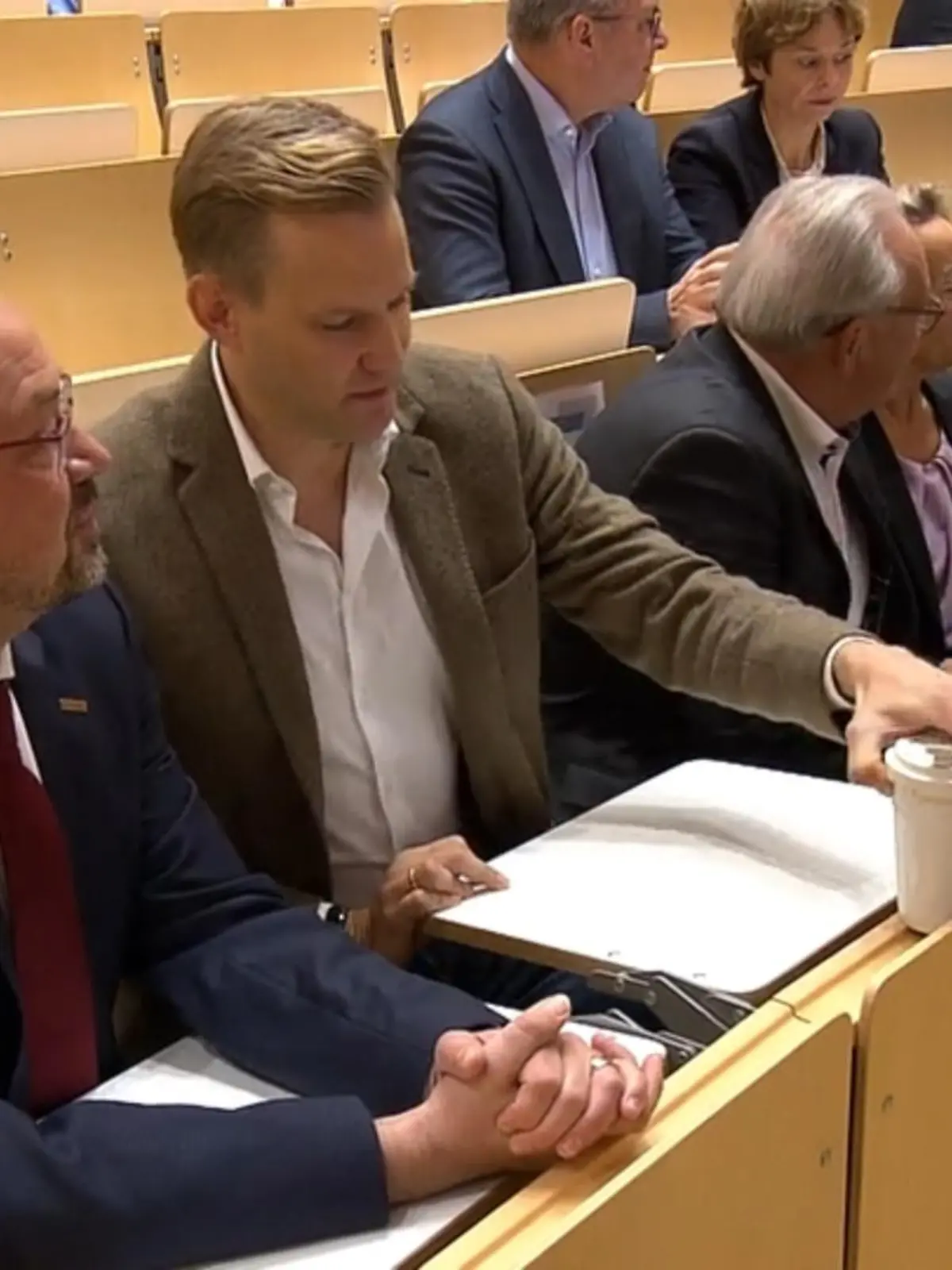 Bild zu: "Politik und Wissenschaft über Pandemie"