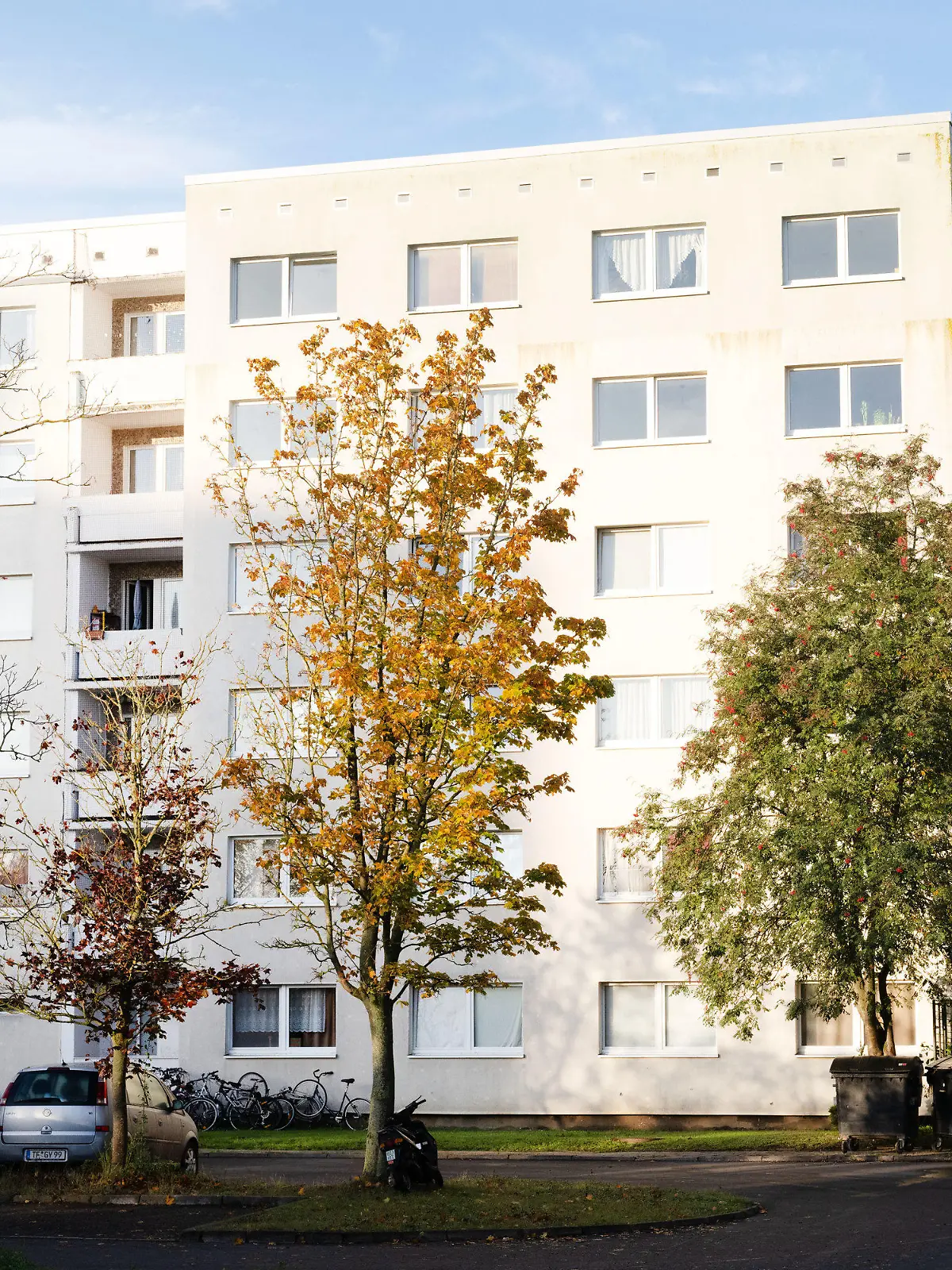 23.10.2023, Mecklenburg-Vorpommern, Greifswald: Blick auf ein Plattenbau in Greifswald. Nach einem Hinweis hatten Polizeibeamte in Greifswald am späten Samstagabend in einer Wohnung eine zerstückelte Leiche gefunden. Es ist Haftbefehl gegen einen der beiden mutmaßlichen Täter erlassen worden. Foto: Stefan Sauer/dpa +++ dpa-Bildfunk +++