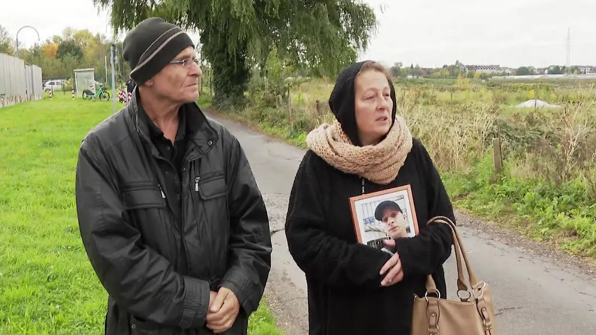 Die Eltern von Irfan Dip tragen ihren Sohn zum Prozessauftakt bei sich.